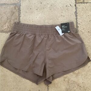 NWT-GAPFIT RUNAROUND SHORT-SZ L-Midrise 
Waist 17” elastic
Inseam 3”
Q2